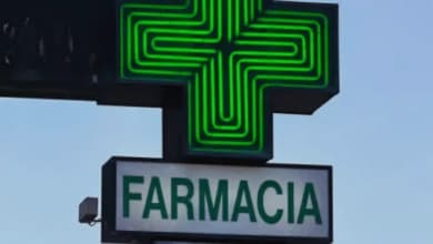 insegna di farmacia su strada