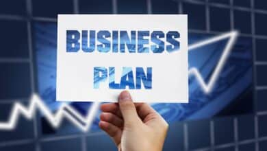 mano regge un cartello con scritto business plan