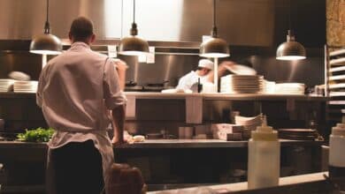 alcuni cuochi lavorano in una cucina di un ristorante