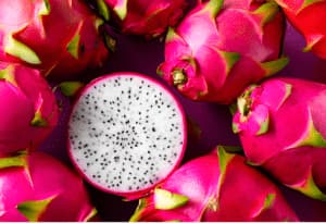 Frutti esotici simili a piccoli ananas rossi