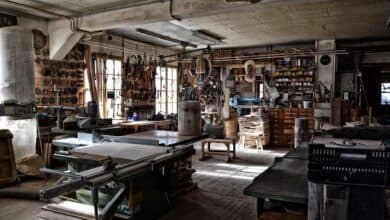 Garage con numerosi attrezzi, interamente allestito come laboratorio di falegnameria