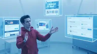 Giovane con una felpa rossa, che guida schermi fluttuanti futuristici e trasparenti con aggraziati gesti delle mani.