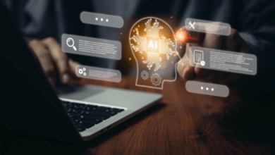 testa umanoide circondata da simboli e applicazioni di intelligenza artificiale