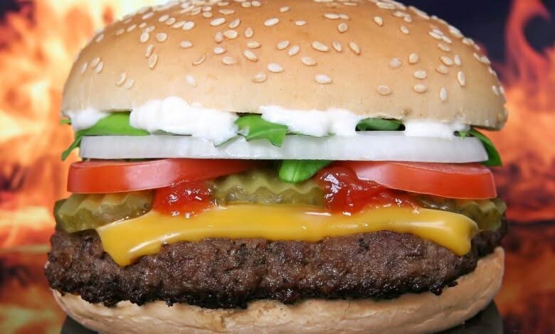 panino hamburger molto farcito
