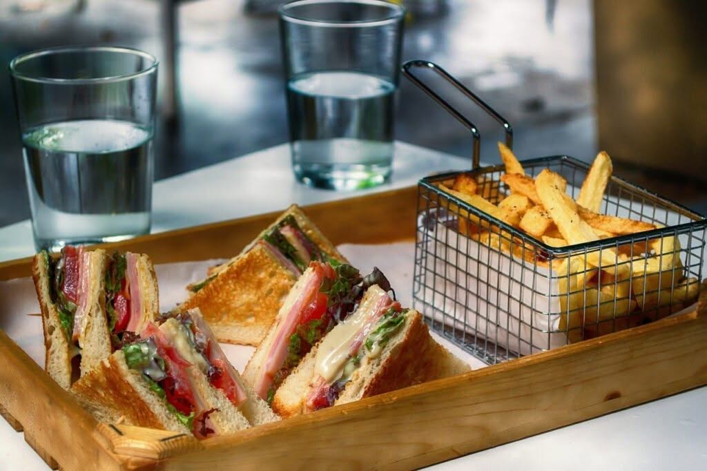 vassoio fast food con sandwiches e patatine fritte
