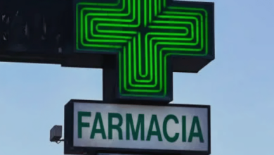insegna di farmacia su strada