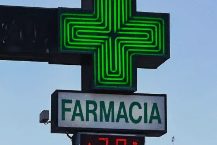 insegna di farmacia su strada