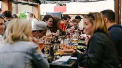 Molte persone mangiano allo stesso tavolo di ristorante