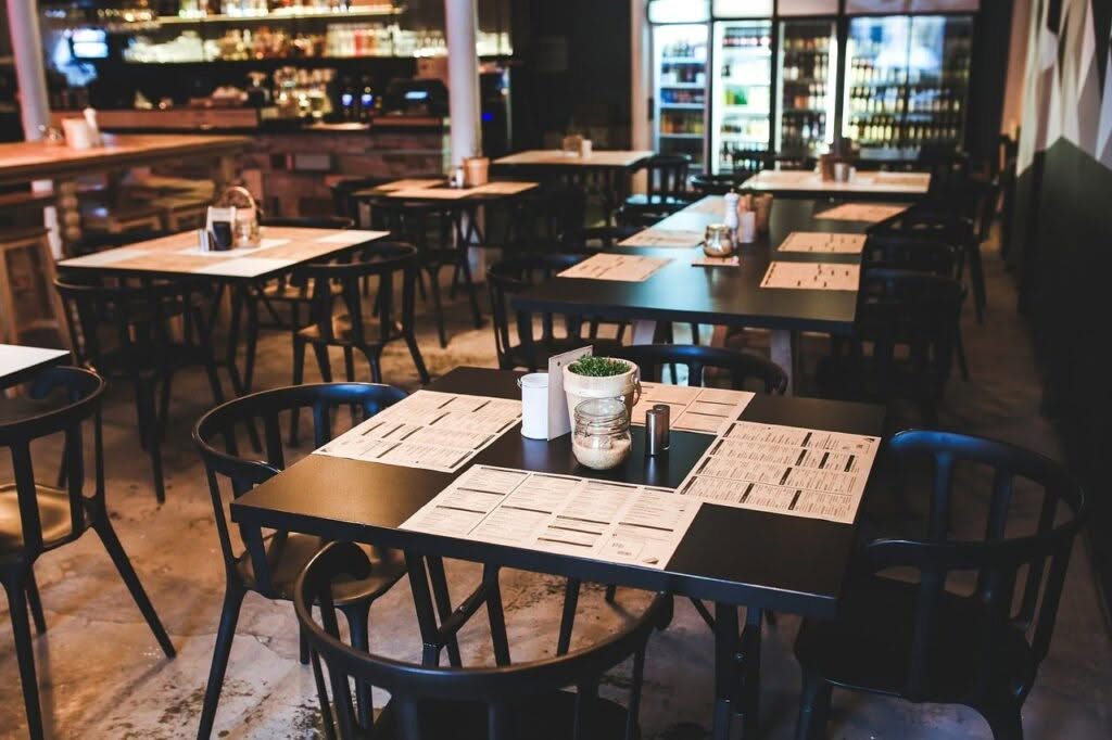 interno ristorante arredato in modo essenziale