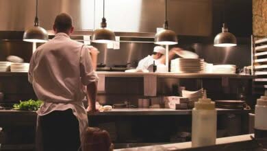 alcuni cuochi lavorano in una cucina di un ristorante