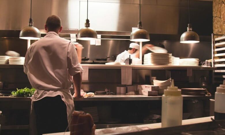 alcuni cuochi lavorano in una cucina di un ristorante