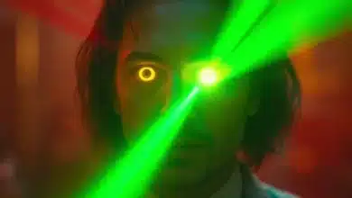 Uomo europeo con occhi laser