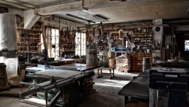 Garage con numerosi attrezzi, interamente allestito come laboratorio di falegnameria