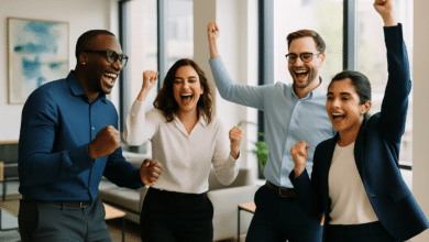 Un gruppo eterogeneo di professionisti celebra il lancio di un progetto di successo in un moderno spazio ufficio